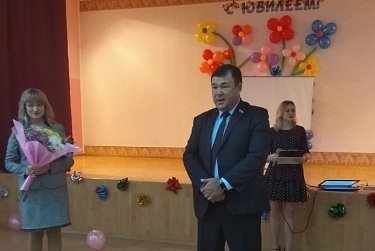 Депутаты шествуют над школами